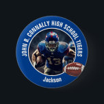 Badge Rond 5 Cm Joueur de football du lycée bleu photo<br><div class="desc">Ce cool a customisé le bouton d'esprit photo du joueur de football de lycée en bleu caractéristiques typographie blanche de votre équipe et nom du joueur. Personnalisez avec votre nom d'athlète à côté de la balle.</div>