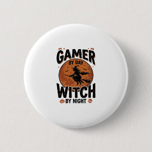 Badge Rond 5 Cm Joueur de jeu vidéo le jour, sorcière la nuit, con