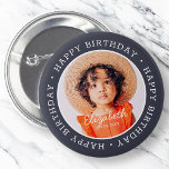 Badge Rond 5 Cm Joyeux anniversaire moderne Preppy Photo personnal<br><div class="desc">Ce design simple et moderne est composé de typographie serif et d'ajouter une photo personnalisée. "Joyeux anniversaire" encercle la photo personnalisée.</div>