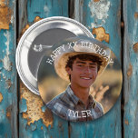 Badge Rond 5 Cm Joyeux anniversaire Photo personnalisée, nom et âg<br><div class="desc">Personnalisez ce bouton d'anniversaire en ajoutant l'image, le nom et l'âge d'anniversaire de votre enfant à ce bouton d'anniversaire heureux dans la zone personnaliser. Super mignon pour les invités à porter à la fête d'anniversaire de quelqu'un. Aide également à identifier qui fait partie de la fête d'anniversaire si elle est...</div>