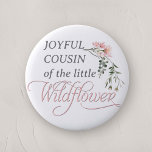 Badge Rond 5 Cm Joyeux cousin du petit baby shower fleur sauvage<br><div class="desc">Célébrez l'arrivée prochaine de votre petit avec notre "Pin à boutons de douche pour fille Fleur sauvage rose", un complément parfait à tout baby shower avec son charmant thème fleur sauvage et rose. Cette épingle à boutons magnifiquement conçue comporte le mot "Fleur sauvage" en calligraphie classique et élégante, ornée d'un...</div>