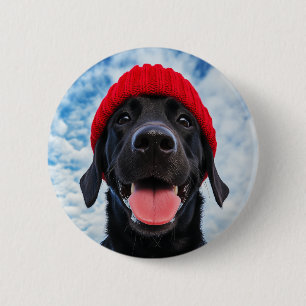 Badge Rond 5 Cm Joyeux Labrador dans une Beanie rouge sous un ciel