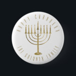 Badge Rond 5 Cm Joyeux Noël de Chanukah Menorah<br><div class="desc">Ce bouton comporte une menorah dorée et le message ci-dessus dit "Heureux Chanoukah". En dessous de la menorah est un endroit pour votre nom de famille que vous pouvez personnaliser ou enlever si vous voulez.</div>