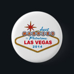 Badge Rond 5 Cm Juste marié à Las Vegas fabuleux 2014 (signe)<br><div class="desc">Juste marié à Las Vegas fabuleux 2014 (signe de Vegas)… cette chemise drôle de mariage comporte l'accueil de renommée mondiale au signe de Las Vegas. Grande idée de cadeau de mariage pour des jeunes mariés se mariant à Las Vegas. Grande chemise de lune de miel ! Perfectionnez pour porter tout...</div>