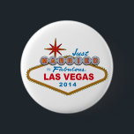 Badge Rond 5 Cm Juste marié à Las Vegas fabuleux 2014 (signe)<br><div class="desc">Juste marié à Las Vegas fabuleux 2014 (signe de Vegas)… cette chemise drôle de mariage comporte l'accueil de renommée mondiale au signe de Las Vegas. Grande idée de cadeau de mariage pour des jeunes mariés se mariant à Las Vegas. Grande chemise de lune de miel ! Perfectionnez pour porter tout...</div>