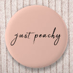 Badge Rond 5 Cm Juste Peachy | Script minimaliste moderne<br><div class="desc">Design simple et élégant,  "juste peachy",  citation d'art design dans la typographie manuscrite moderne dans un style design minimaliste sur un arrière - plan pastel peach couleur.</div>