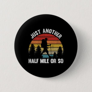 Badge Rond 5 Cm Juste un demi-mile ou presque Rando montagne rétro
