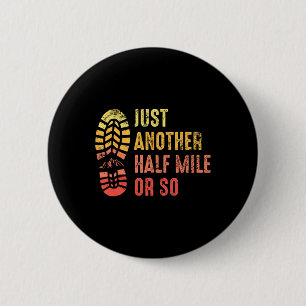 Badge Rond 5 Cm Juste un demi-mile ou si drôle de plein air Campin