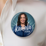 Badge Rond 5 Cm Kamala Harris 2024 - turquoise bleu avec nom de sc<br><div class="desc">Un beau design pour le vice-président des Etats-Unis - Kamala Harris. Un design non traditionnel avec une photo de Kamala Harris et un arrière - plan turquoise de rayon.</div>