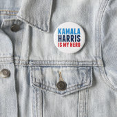 Badge Rond 5 Cm Kamala Harris est mon héros politique (En situation)