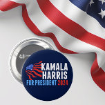 Badge Rond 5 Cm Kamala Harris pour le président 2024 Dark Blue<br><div class="desc">Kamala Harris pour le président 2024 Élection bouton bleu marine avec agitant drapeau américain. Une jolie conception rouge,  blanche et bleue pour un vote démocrate patriotique à l'élection présidentielle.</div>