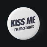 Badge Rond 5 Cm Kiss Me Je suis Vacciné Moderne Mignonne Citation<br><div class="desc">"Kiss Me I'm Vaccination" en typographie sans serif moderne,  mignonne et simple</div>
