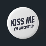 Badge Rond 5 Cm Kiss Me Je suis Vacciné Moderne Mignonne Citation<br><div class="desc">"Kiss Me I'm Vaccination" en typographie sans serif moderne,  mignonne et simple</div>