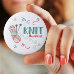 Badge Rond 5 Cm Knit arrive avec le fil de Tricot multicolore<br><div class="desc">Ce bouton amoureux de fil porte le drôle de jeu de mot "tricot arrive", populaire avec de nombreux tricots et artisans. Le design comprend une boule de fil autostriping multicolore avec aiguilles de tricot et quelques queues de fil. Le dicton amusant est écrit en typographie brossée et lettrée à la...</div>