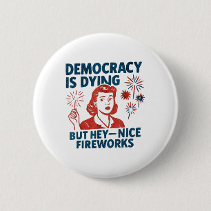 Badge Rond 5 Cm La Démocratie Drôle Est En Train De Mourir Mais He