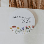 Badge Rond 5 Cm La Fleur sauvage colorée Mama doit être<br><div class="desc">Cette mama fleur sauvage colorée à être bouton est parfait pour votre simple, whimsical et boho baby shower d'été arc-en-ciel. Les fleurs aux couleurs vives, rose, jaune, orange et or donnent à ce produit l'impression d'un jardin de printemps hippie vintage, élégant et minimaliste. Le design moderne est artistique et délicat,...</div>