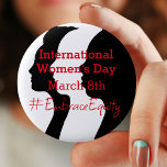 Badge Rond 5 Cm La Journée internationale de la femme est le 8 mar<br><div class="desc">La Journée internationale de la femme est le 8 mars. #EmbraceEquity</div>