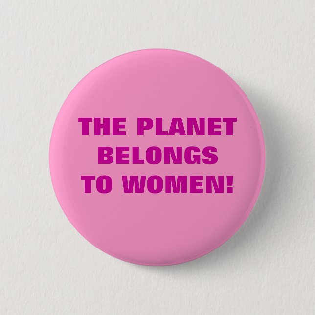 BADGE ROND 5 CM LA PLANÈTE APPARTIENT AUX FEMMES ! (Devant)