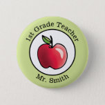 Badge Rond 5 Cm La pomme rouge nommée du professeur personnalisée<br><div class="desc">Voici une pomme rouge Delicious pour le professeur au centre de ce bouton.  Personnalisez le texte avec vos propres détails et nom.  La couleur verte de frontière peut être personnalisée.</div>