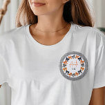 Badge Rond 5 Cm La tante d'être l'Halloween Coquette Bows<br><div class="desc">Couleurs d'Halloween mignonnes et coquettistes noir,  orange et blanc avec un arrière - plan à chèque noir et blanc.</div>
