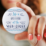Badge Rond 5 Cm La vie est meilleure dans le Tricot amusant de la<br><div class="desc">Ce badge de style typographique est parfait pour les amateurs de fil et les artisans. Le crochet humoristique / tricot dit "la vie est meilleure au magasin de fils". Il a un peu de style boathouse et boardwalk de sorte que si ces ondulations sont des vagues ou fil .. vous...</div>