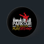 Badge Rond 5 Cm La ville est mon terrain de jeu Parkour et Freerun<br><div class="desc">La ville est mon aire de jeu. Design amusant et humoristique pour les amateurs de parkour et de freerunning. Marchandises de design vintage et en détresse pour les personnes extérieures. Parfait pour les amateurs d'activités de plein air et de sports extrêmes. Grand cadeau de Noël et cadeau d'anniversaire pour père,...</div>