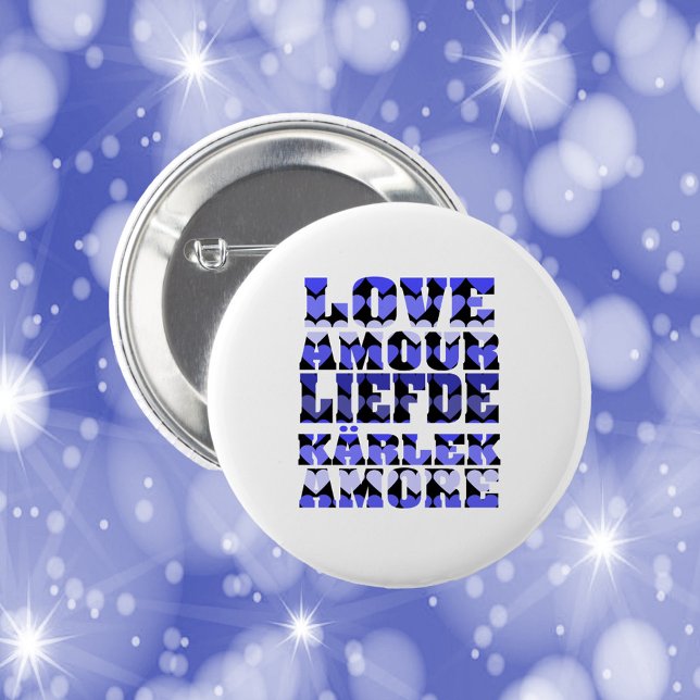 Badge Rond 5 Cm L'amour dans plusieurs langues Coeurs Bleus (A pin back button that says love in a variety of languages with blue hearts.)