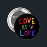 Badge Rond 5 Cm L'AMOUR EST LOVE Fierté coloré arc-en-ciel noir<br><div class="desc">Décorez votre tenue avec ce bouton cool. Ça fait un grand cadeau ! Vous pouvez le customiser et ajouter du texte. Consultez ma boutique pour plus de couleurs, de motif et de pronoms - et trouvez ce design sur les chemises et les autocollants aussi! Faites-moi savoir si vous aimeriez quelque...</div>