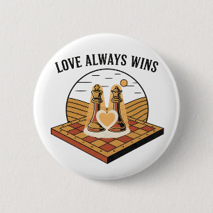Badge Rond 5 Cm L'amour gagne toujours : Roi et Reine d'échecs vin
