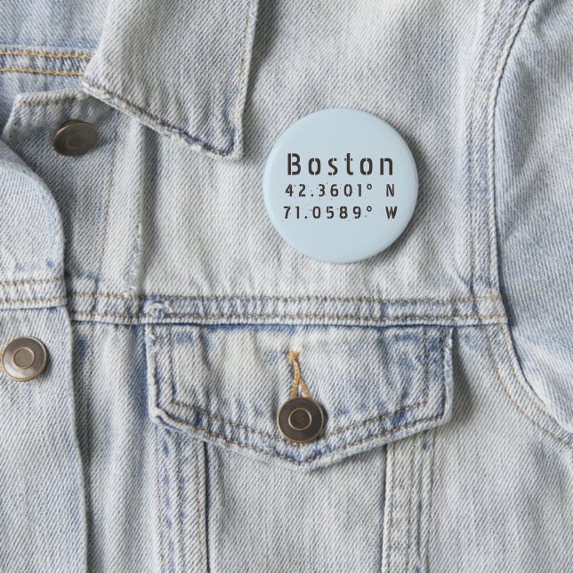 Badge Rond 5 Cm Latitude de Boston (En situation)