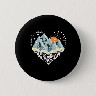 Badge Rond 5 Cm L'aventure Attend Montagne Randonnée Camping Natur