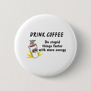Badge Rond 5 Cm Le café de boissons font des choses stupides plus