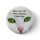 Le chat blanc j'ai lu le bouton de lèvres