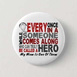 Badge Rond 5 Cm Le héros vient le long 1 cancer de poumon de mama