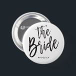 Badge Rond 5 Cm Le mariage fait sur commande de style noir de<br><div class="desc">Peu une quelque chose pour votre ultra spécial la jeune mariée.  
Il comporte les mots "la jeune mariée" dans un texte élégant de style de manuscrit.  Sous ceci est une tache pour un nom fait sur commande ou des initiales.</div>