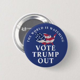Badge Rond 5 Cm Le monde regarde sortir les voix de Trump