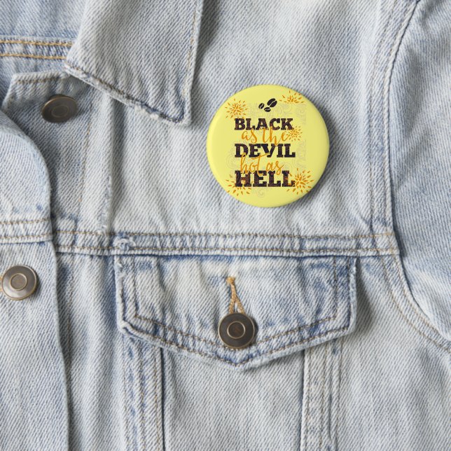 Badge Rond 5 Cm Le noir comme le diable chaud comme café enfer (En situation)