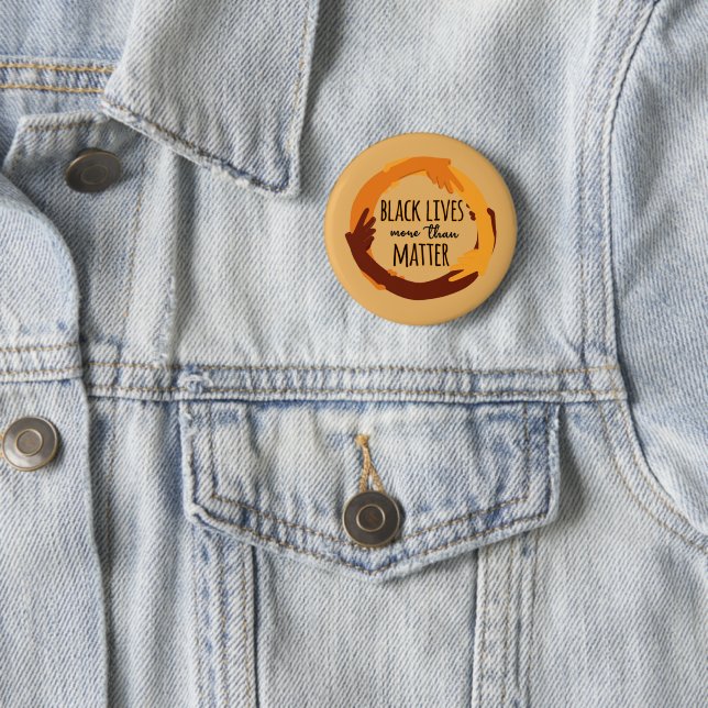 Badge Rond 5 Cm Le noir vit plus que de la matière (En situation)