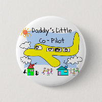 Le petit co-pilote du papa badine le T-shirts