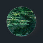 Badge Rond 5 Cm L'EAU MENSONNE EN ÉTANG VERT par Claude Monet<br><div class="desc">Design élégant et coloré élaboré à partir des chefs-d'oeuvre de l'impressionnisme.Fleurs Nénuphars dans un étang,  peinture impressionniste avec Il est l'une des nombreuses variations de paysages de nénuphars que Claude Monet peint dans son jardin fleuri à Giverny,  France (1840-1926).</div>