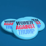 Badge Rond 5 Cm Les femmes contre Trump<br><div class="desc">Les boutons Women Against Trump pour les femmes et les féministes qui s'unissent contre Donald Trump. Résistez,  destituez et combattez pour l'égalité des droits avec ce modèle de protestation patriotique.</div>
