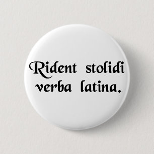 Badge Rond 5 Cm Les imbéciles rient de la langue latine