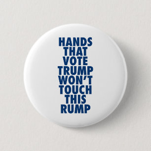 Badge Rond 5 Cm Les mains qui votent Trump ne toucheront pas à cet