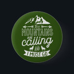 Badge Rond 5 Cm Les Montagnes Appelent Vintage Escalade Rock<br><div class="desc">Un design inspirant pour ceux qui aiment escalader les montagnes, l'alpinisme, l'escalade randonnée ou intérieure. Marchandises de motivation cool pour grimpeurs, randonneurs et toute personne à l'extérieur. Idéal pour les amateurs d'aventure, activités de plein air dans la nature. Grand cadeau de Noël et cadeau d'anniversaire pour grand-père, père, père, mari,...</div>