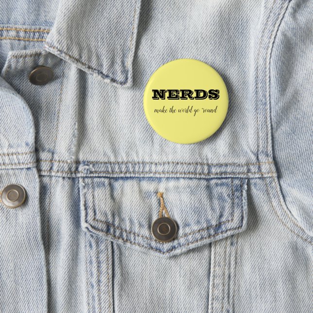 Badge Rond 5 Cm Les NERDS font tourner le monde (En situation)