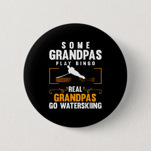 Badge Rond 5 Cm Les vrais grands-pères vont faire du ski nautique
