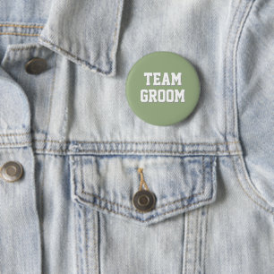 Badge Rond 5 Cm Lettres Athlétiques Vert Sauge Équipe du Marié