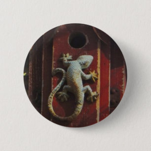 Badge Rond 5 Cm lézard gris sur bois usé
