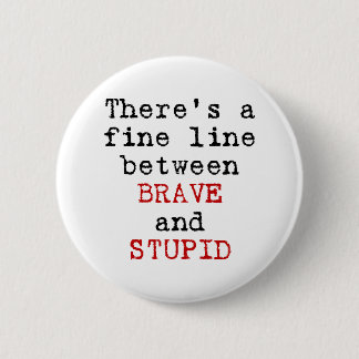 Badge Rond 5 Cm Ligne fine entre courageux et stupide