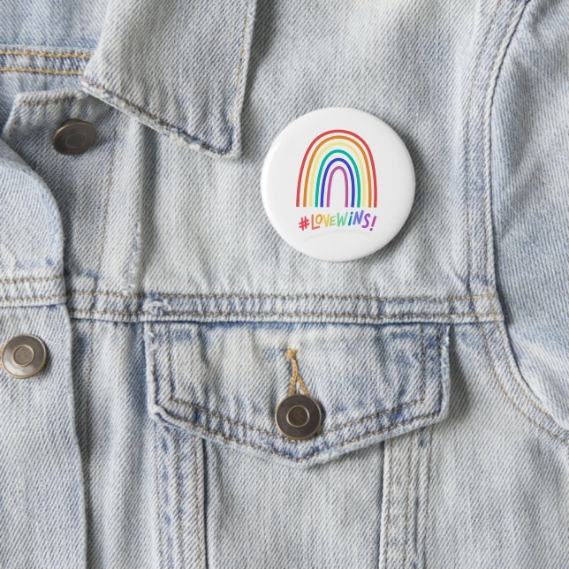 Badge Rond 5 Cm Love Wins Fun Rainbow Text (En situation)
